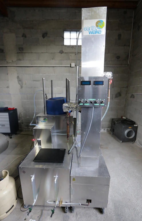 فرنسي يخترج جهازا لتحويل النفايات البلاستيكية إلى وقود