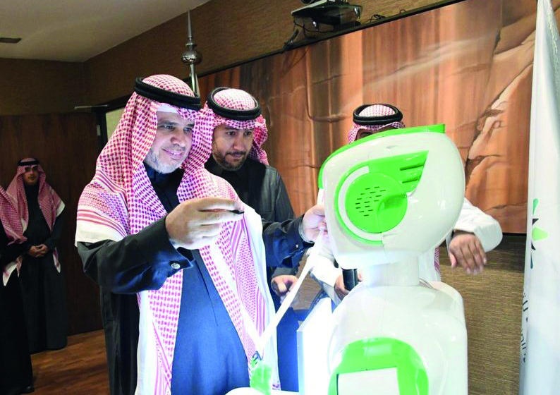 روبوت .. موظف حكومي يقدم خدماته لمراجعي «التدريب التقني»