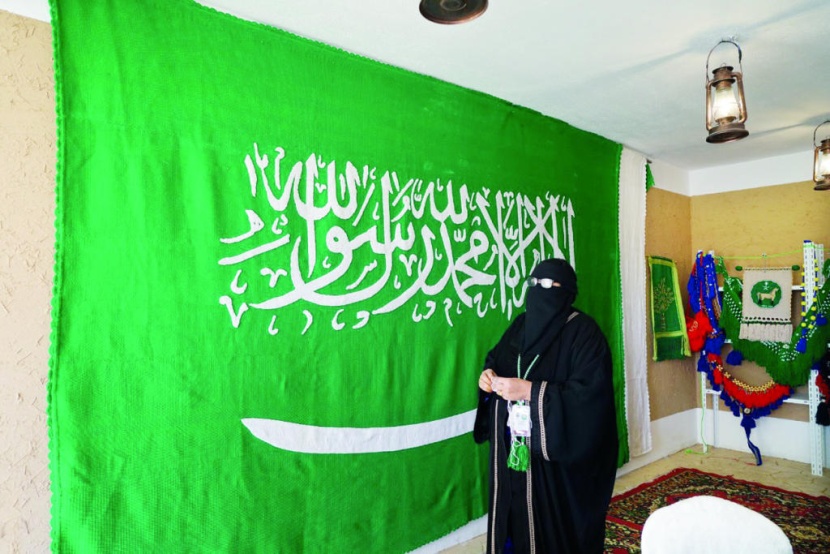 الشمري .. مسنة تصنع أكبر علم من "السدو"