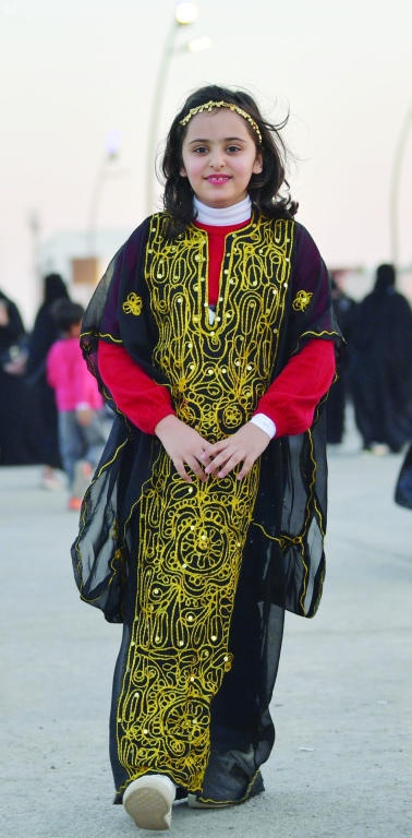 "الجنادرية" .. فرحة في عيون بريئة