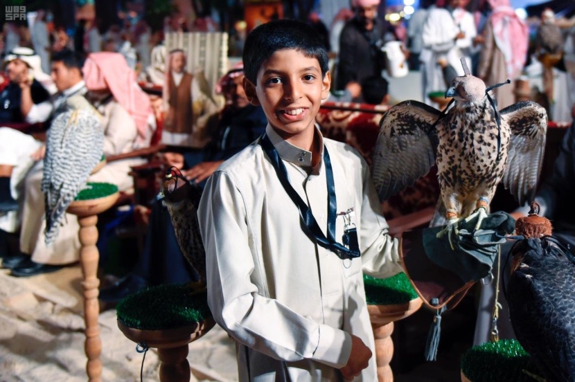 أصغر صقّار سعودي يلفت انتباه زوار معرض الصقور والصيد في الرياض