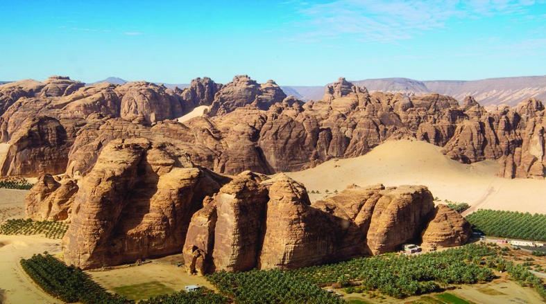 العلا .. تحفة أثرية ووجهة سياحية لعشاق المناظر الطبيعية