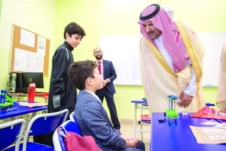 أمير المدينة المنورة يزور مجمع مدارس الخندق الأهلية