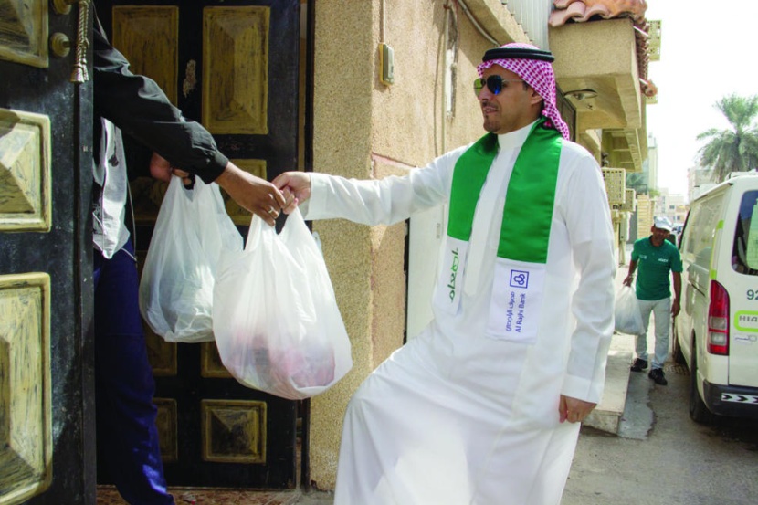 موظفو وموظفات مصرف الراجحي يشاركون جمعية إطعام توزيع فوائض الطعام