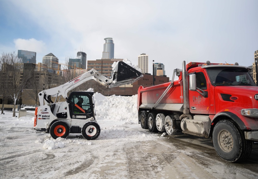 "الدوامة القطبية" تغلف الغرب الأوسط الأمريكي بالثلج والبرد