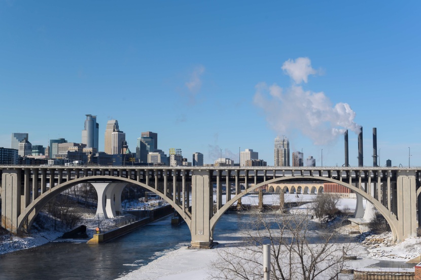 "الدوامة القطبية" تغلف الغرب الأوسط الأمريكي بالثلج والبرد