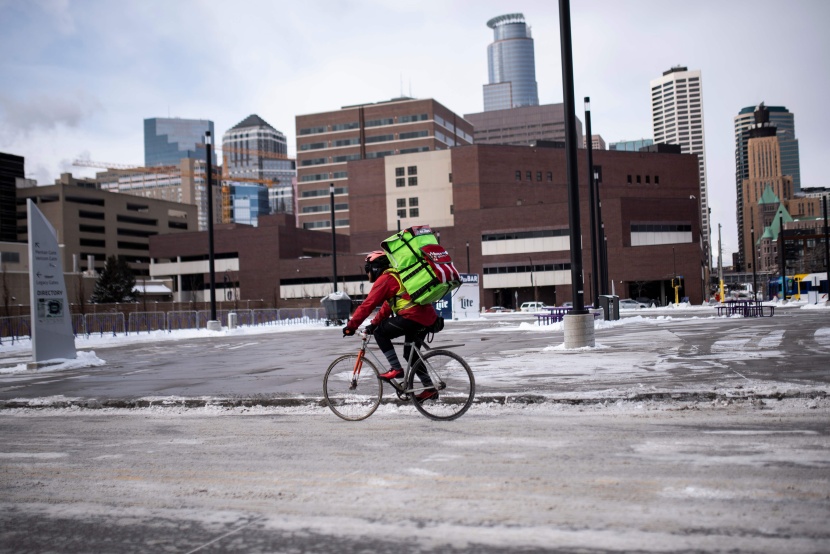 "الدوامة القطبية" تغلف الغرب الأوسط الأمريكي بالثلج والبرد