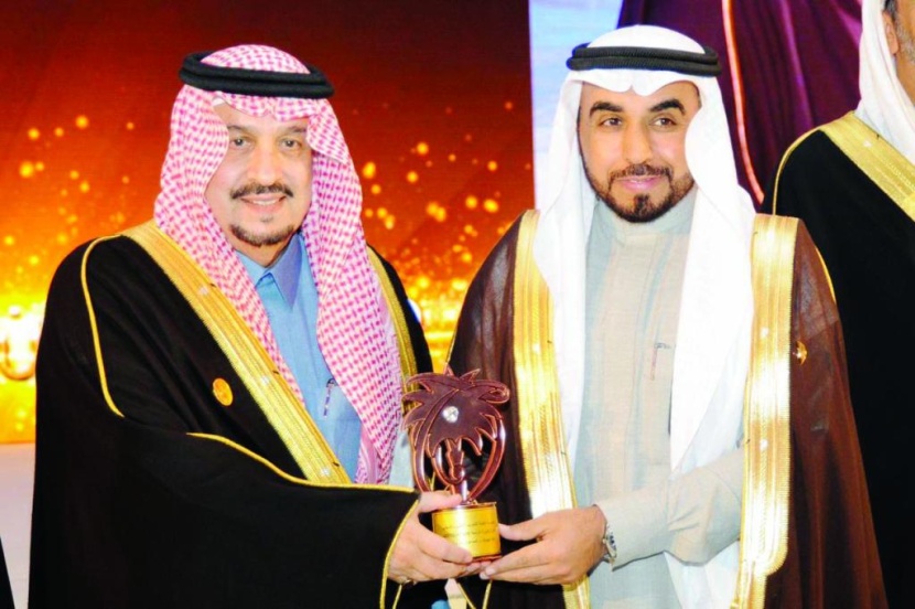 أمير الرياض يسلم الفهيد جائزة الملك عبد العزيز للجودة