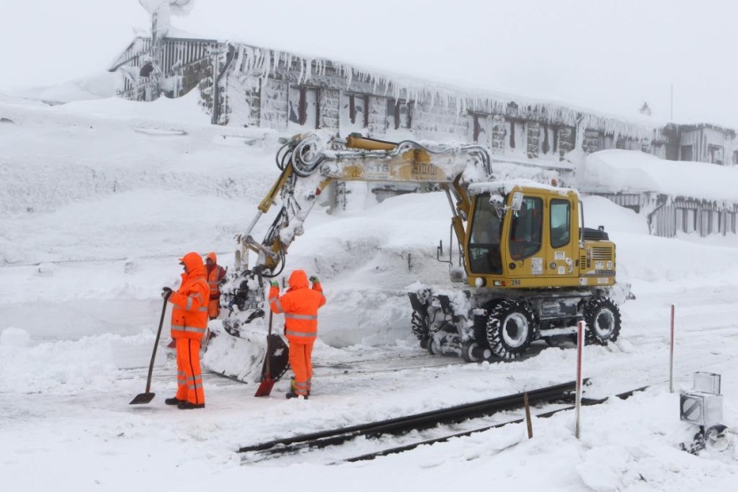 الثلوج الكثيفة تغطي القارة العجوز