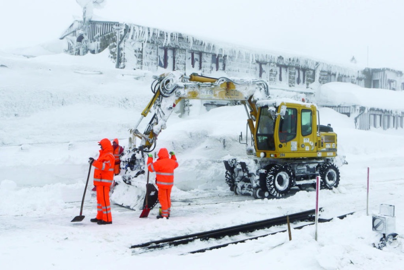 ثلوج تعرقل القطارات