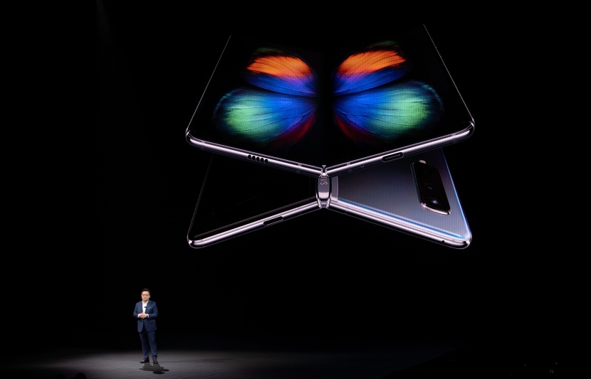 سامسونج تكشف عن هاتف بشاشة قابلة للطي بسعر يقارب الألفي دولار