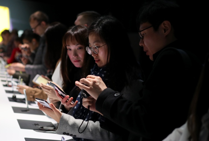 سامسونج تكشف عن هاتف بشاشة قابلة للطي بسعر يقارب الألفي دولار