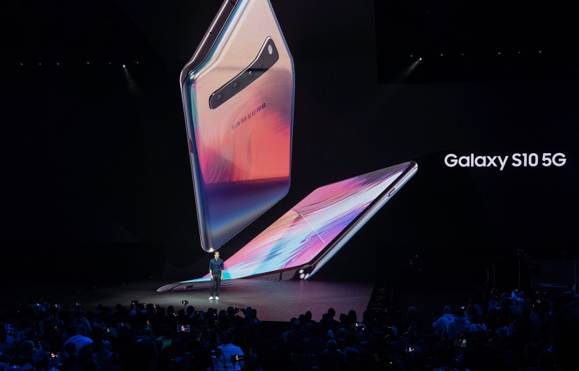 سامسونج تكشف عن هاتف بشاشة قابلة للطي بسعر يقارب الألفي دولار