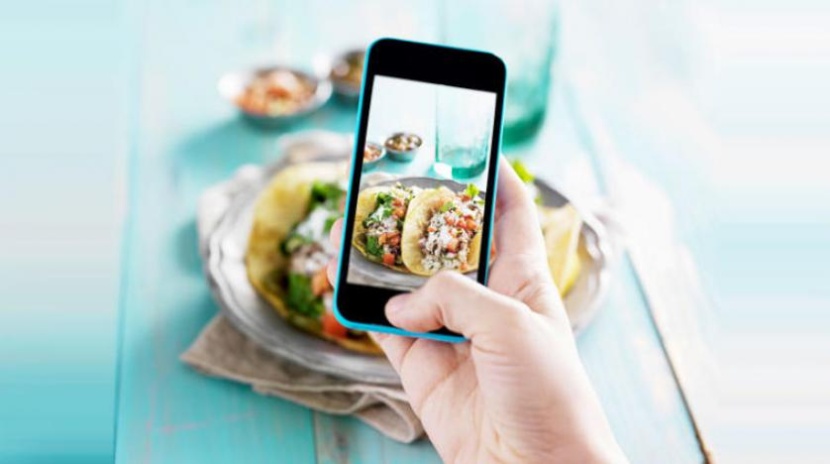 علماء يحذرون من مخاطر استخدام الهاتف أثناء تناول وجبات الطعام