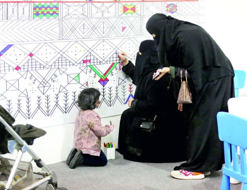 «كتاب الرياض» يشرع أبوابه بمشاريع «الرؤية» .. والنساء يتفوقن في الحضور