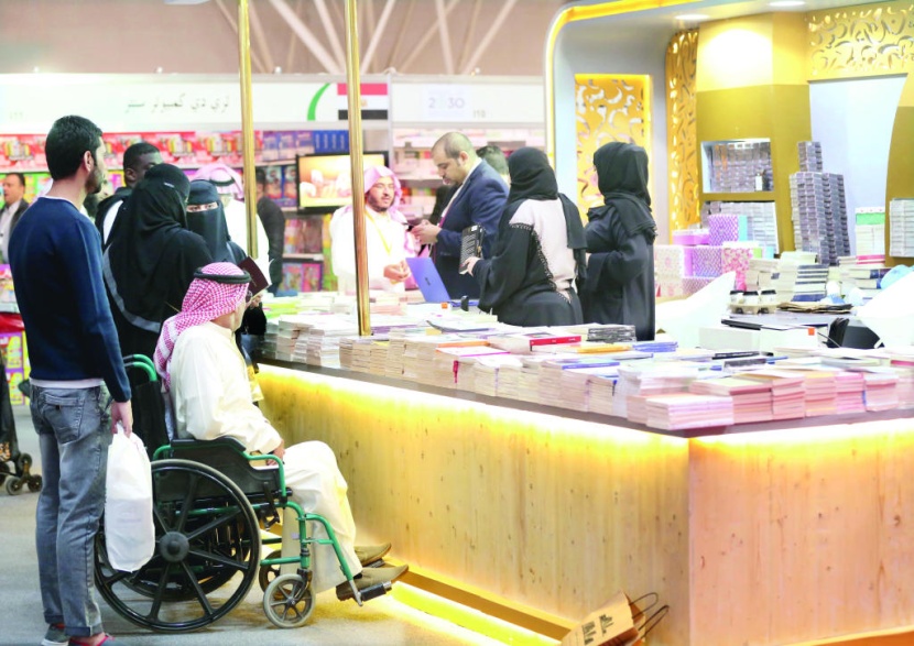 «كتاب الرياض» يشرع أبوابه بمشاريع «الرؤية» .. والنساء يتفوقن في الحضور