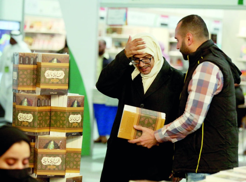 «كتاب الرياض» يشرع أبوابه بمشاريع «الرؤية» .. والنساء يتفوقن في الحضور