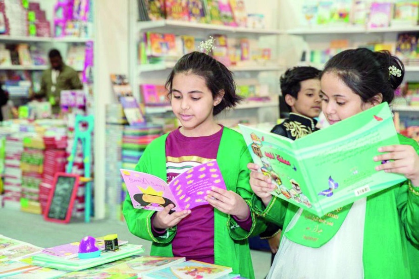 معرض الكتاب يثقف الأطفال بالادخار في «الحصالة» ويستحضر غازي القصيبي