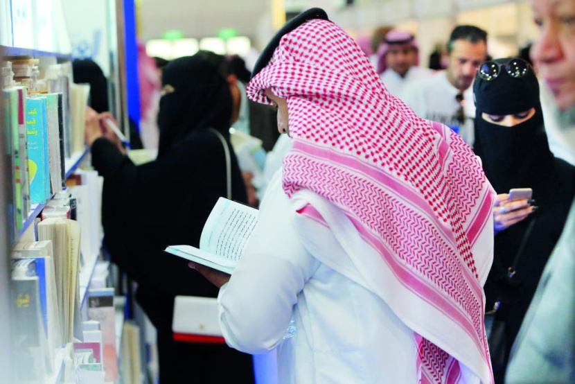 معرض الكتاب يثقف الأطفال بالادخار في «الحصالة» ويستحضر غازي القصيبي