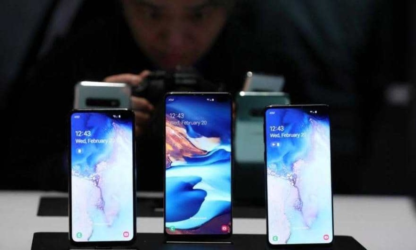 "سامسونغ" تطور هاتفا ذكيا فريدا من نوعه بكاميرات خفية