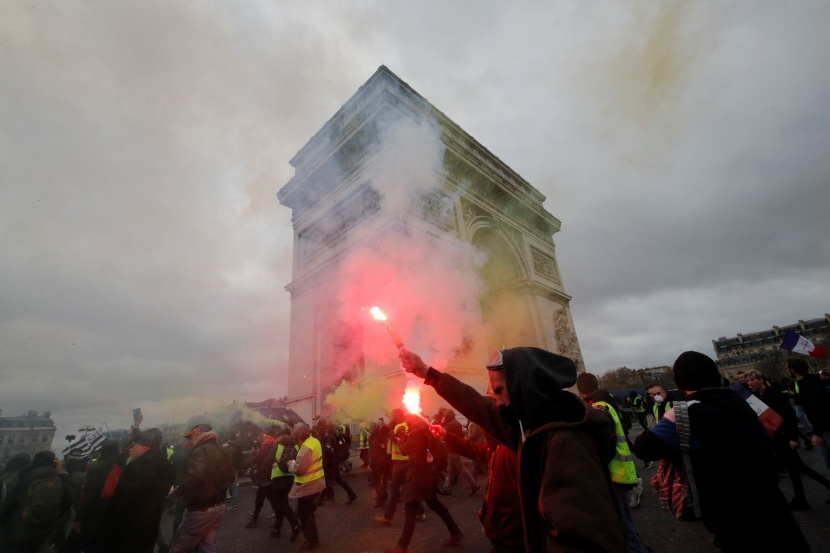 فرنسا.. اشتباكات بين الشرطة ومحتجي "السترات الصفراء" .