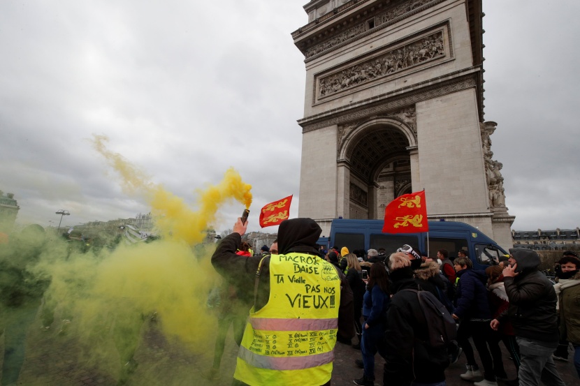 فرنسا.. اشتباكات بين الشرطة ومحتجي "السترات الصفراء" .