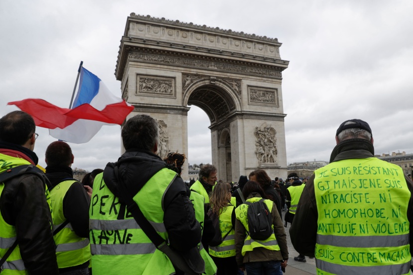 فرنسا.. اشتباكات بين الشرطة ومحتجي "السترات الصفراء" .