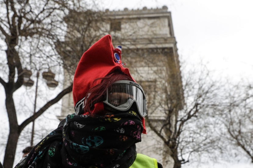 فرنسا.. اشتباكات بين الشرطة ومحتجي "السترات الصفراء" .