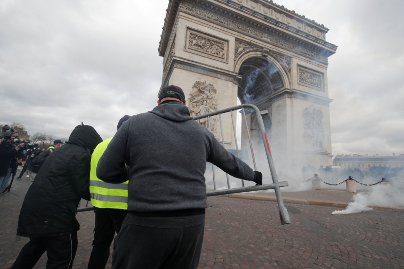 فرنسا.. اشتباكات بين الشرطة ومحتجي "السترات الصفراء" .