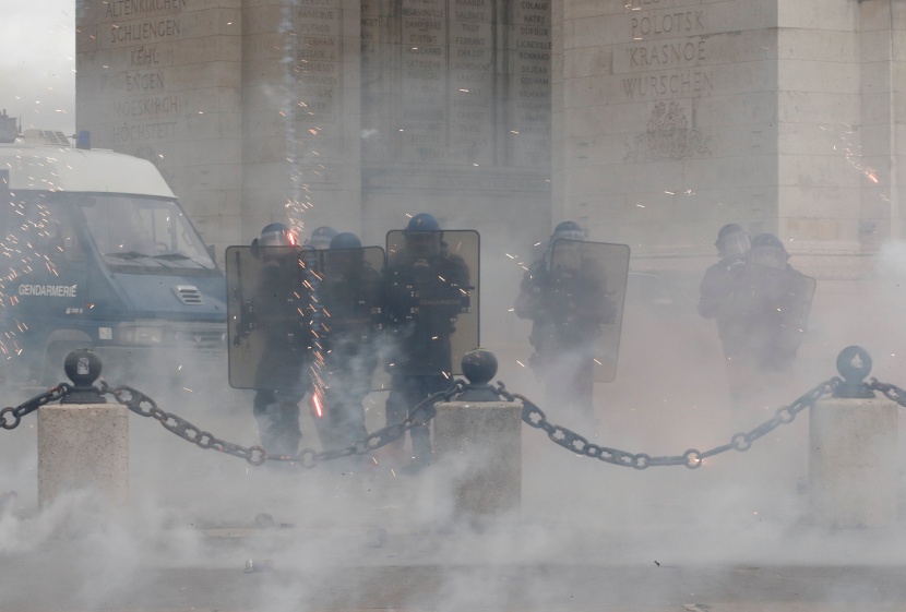 فرنسا.. اشتباكات بين الشرطة ومحتجي "السترات الصفراء" .