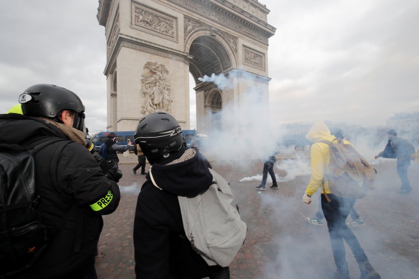 فرنسا.. اشتباكات بين الشرطة ومحتجي "السترات الصفراء" .