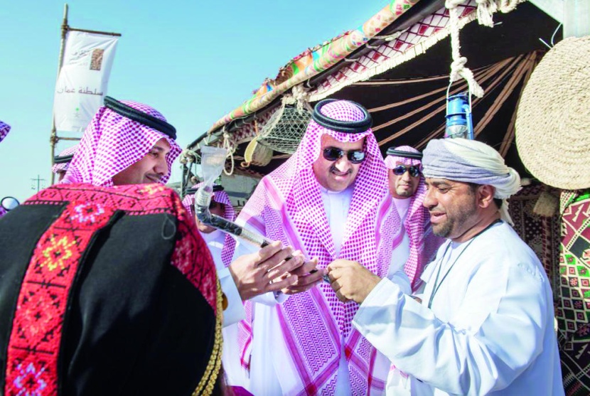 أمير المدينة المنورة يزور مهرجان الطرف للتراث ويطلع على فعالياته