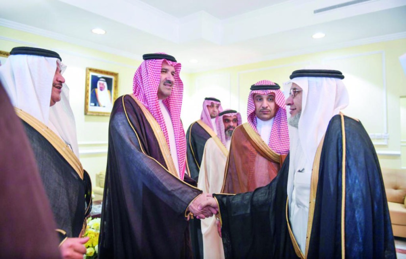 أمير المدينة المنورة يلتقي أهالي بدر ويناقش معهم عددا من الموضوعات