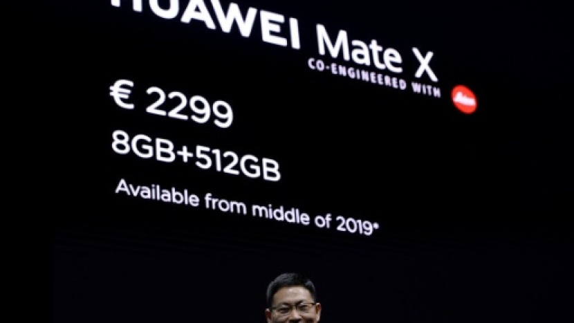 "هواوي" ترد على "سامسونغ" وتطلق هاتفا قابلا للطي