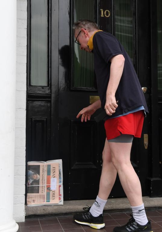 في بريطانيا.. وزير البيئة والغذاء والشؤون الريفية مايكل غوف يمارس رياضة الجري بشكل يومي