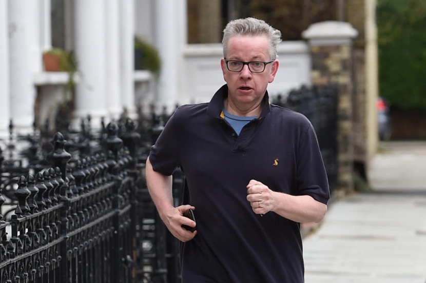 في بريطانيا.. وزير البيئة والغذاء والشؤون الريفية مايكل غوف يمارس رياضة الجري بشكل يومي