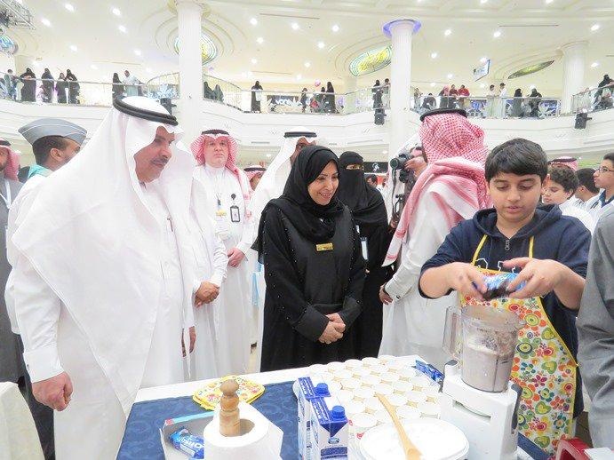 طلاب الرياض ينثرون إبداعاتهم ومبتكراتهم في الأماكن العامة