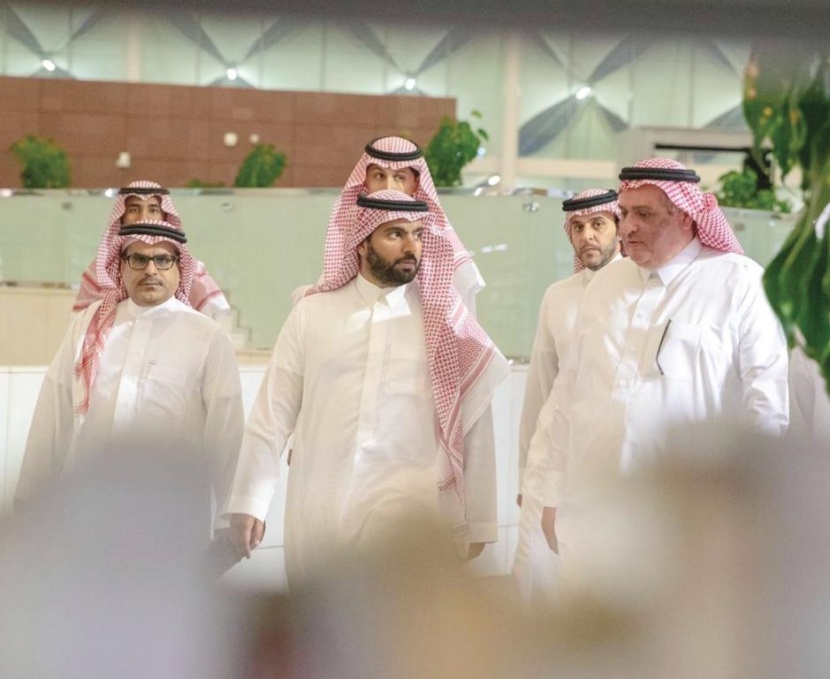 وزير الثقافة يتفقد مكتبة الملك فهد ويطلع على أقسامها