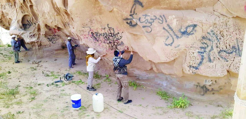 «السياحة» تعيد لصخرة عنترة صفاءها وتزيل عنها التشوهات