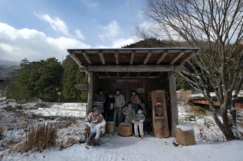 دمى ضخمة تضخ الحياة في قرية يابانية هجرها سكانها