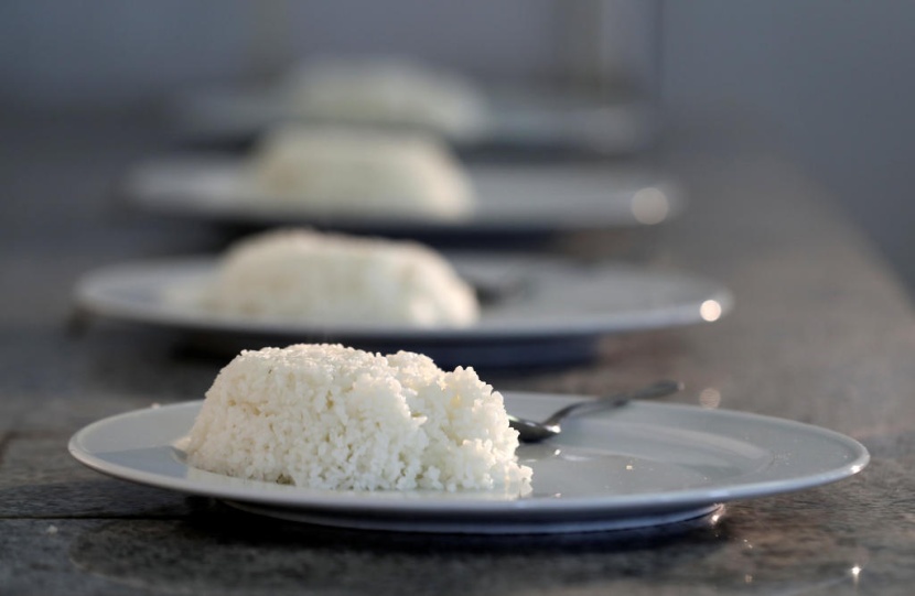 في مصر.. عينات الأرز المستورد تخضع لاختبارات الطهي والتذوق في المطبخ