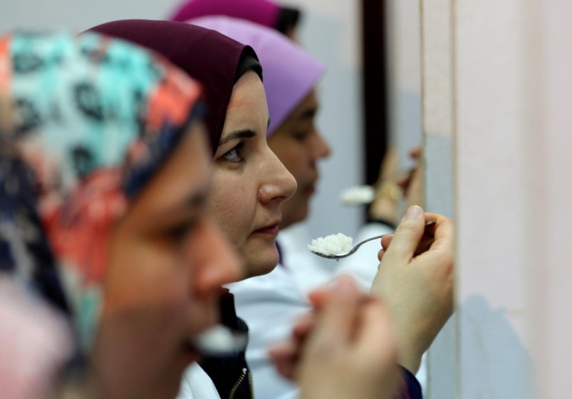 في مصر.. عينات الأرز المستورد تخضع لاختبارات الطهي والتذوق في المطبخ
