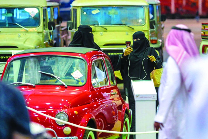 وسط إقبال المئات .. انطلاق مزاد السيارات الكلاسيكية في بريدة