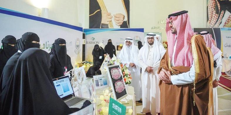 أمير المدينة المنورة بالنيابة يكرم الطلاب المتفوقين والمتميزين