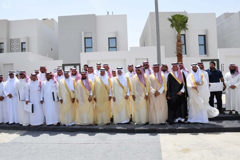 أمير الشرقية يسلم الدفعة الأولى من الوحدات السكنية في مشروع "نساج تاون"