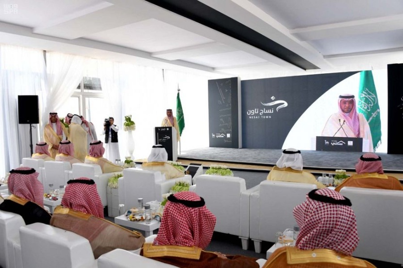 أمير الشرقية يسلم الدفعة الأولى من الوحدات السكنية في مشروع "نساج تاون"