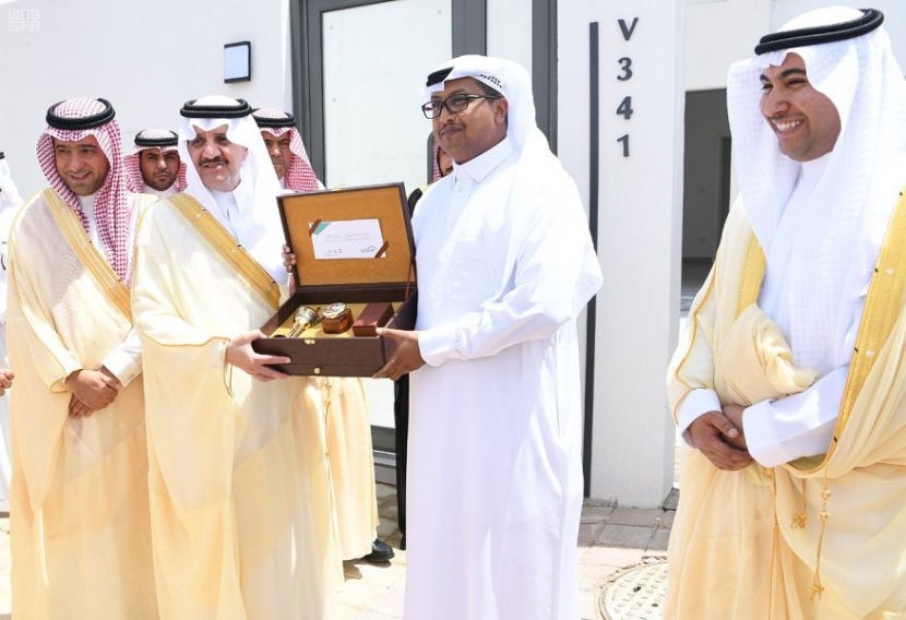 أمير الشرقية يسلم الدفعة الأولى من الوحدات السكنية في مشروع "نساج تاون"