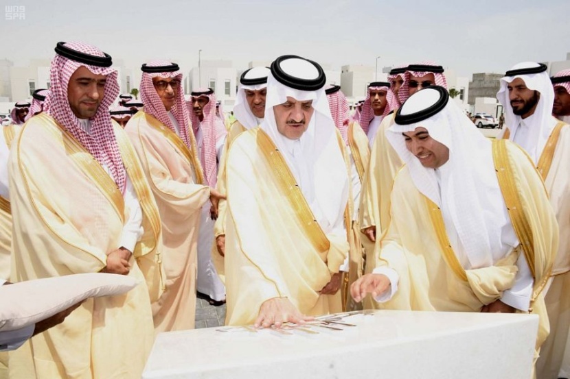 أمير الشرقية يسلم الدفعة الأولى من الوحدات السكنية في مشروع "نساج تاون"