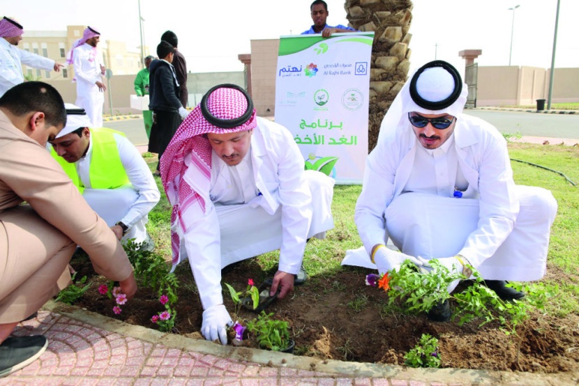 موظفو الراجحي يتطوعون في حملة «الغد الأخضر» 
في الدوادمي