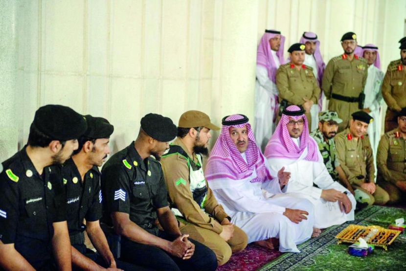 أمير المدينة المنورة يشيد بدور رجال الأمن في المسجد النبوي